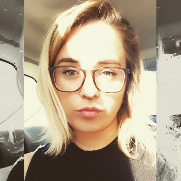 MEET YOUR POSH AMBASSADOR! 🖤 - Picture 2 of 4